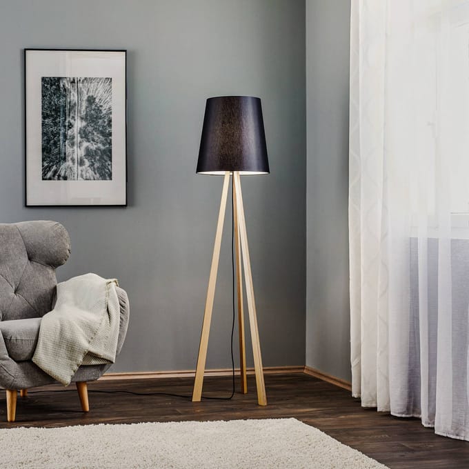 Quitani driepoot vloerlamp Jata, houtchintz, zwart