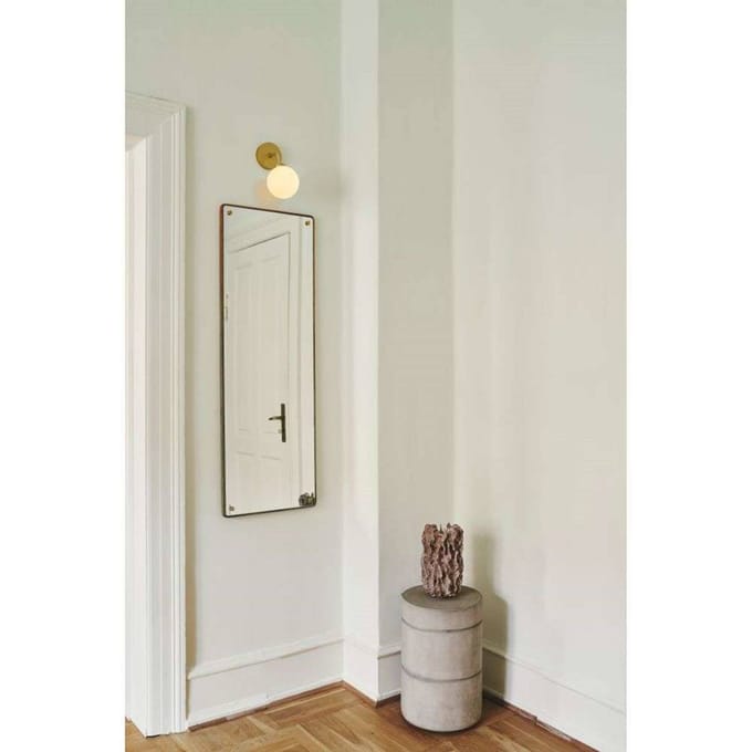 Nuura wandlamp Apiales, hoogte 24 cm, messingkleurig/opaal
