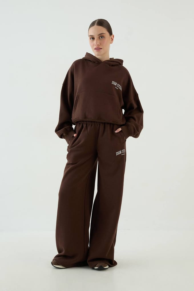 Dames Dsgn Studio Collegiate Bedrukte Boxy Hoodie | Dark Chocolate | Maat: Medium