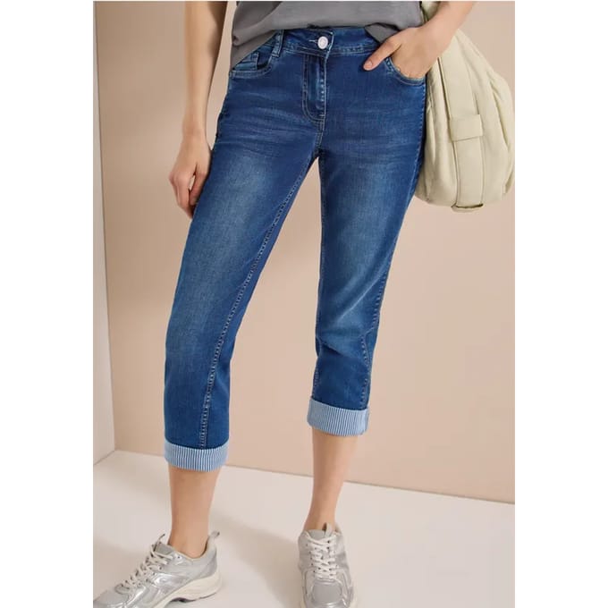 Mid Waist straight leg jeans in casual fit