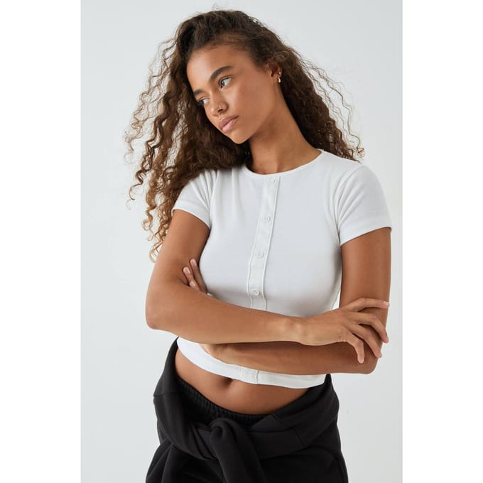 Dames DSGN Studio Square Script Geborduurd Geribbeld Aansluitend Doorknoop Top | White | Maat: Medium