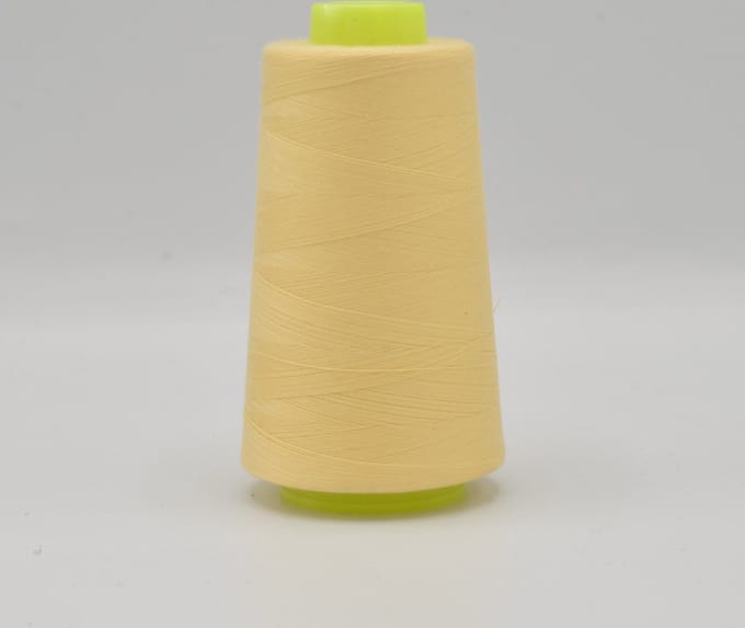 Overlock Garen per 4 stuks - 3000 Yards (2742 meter) per stuk - In 36 kleuren leverbaar - Licht Geel
