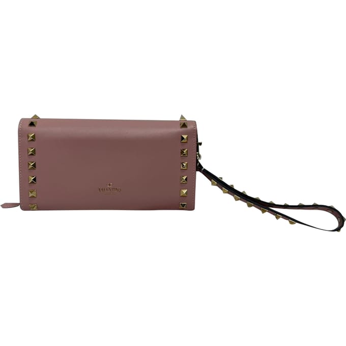 Valentino Garavani Rockstud Flap Continental polsportemonnee in roze leer