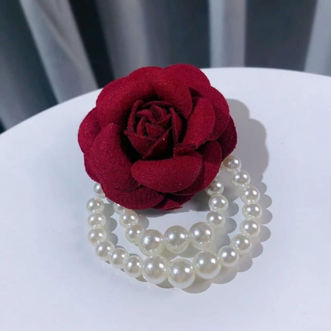 Parels Corsage - Stoffen Bloem - Bruiloft Accessoire - Handgemaakt Ontwerp - 7.5 x 5.5cm - Wit