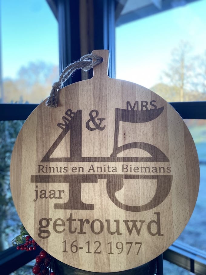 Creaties van Hier - Serveerplank - 45 jaar getrouwd - Gepersonaliseerd Cadeau - Hout - 45 cm