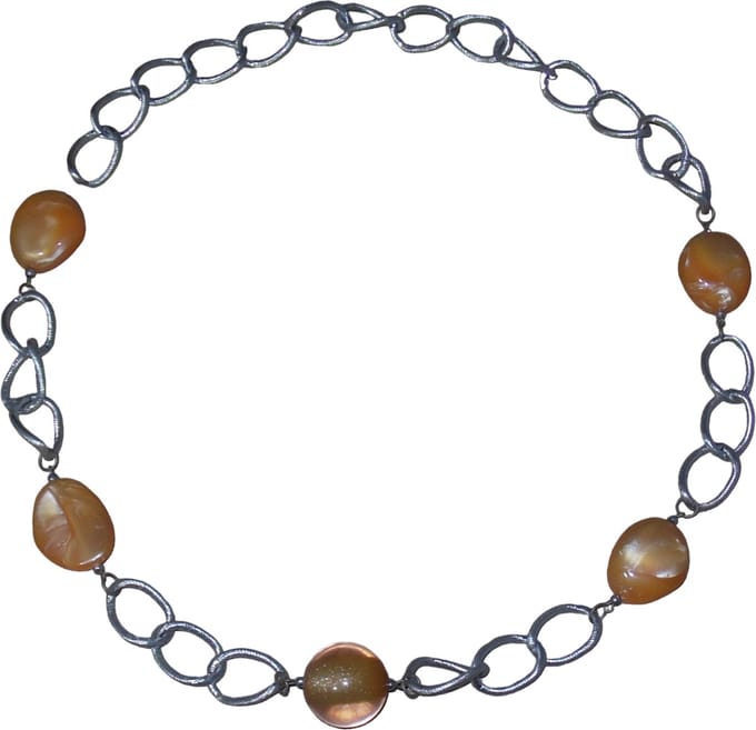 Ketting zilveren schakels met oranje vormen