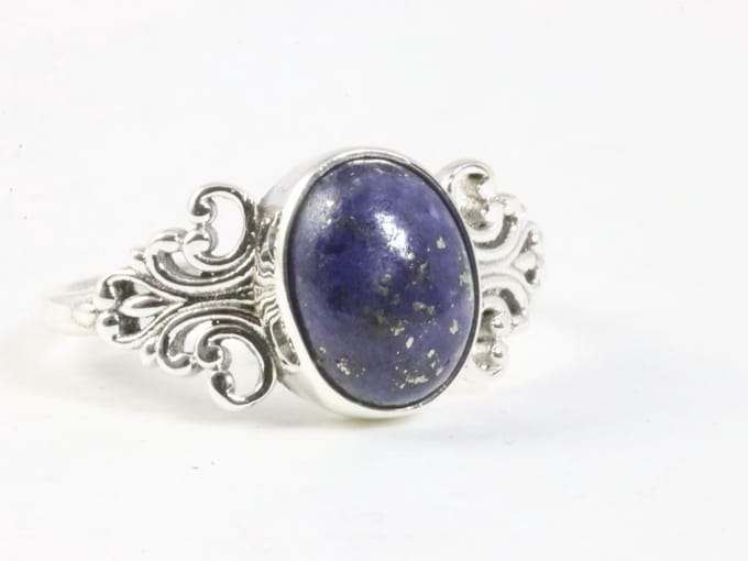 Fijne bewerkte zilveren ring met lapis lazuli - maat 15.5