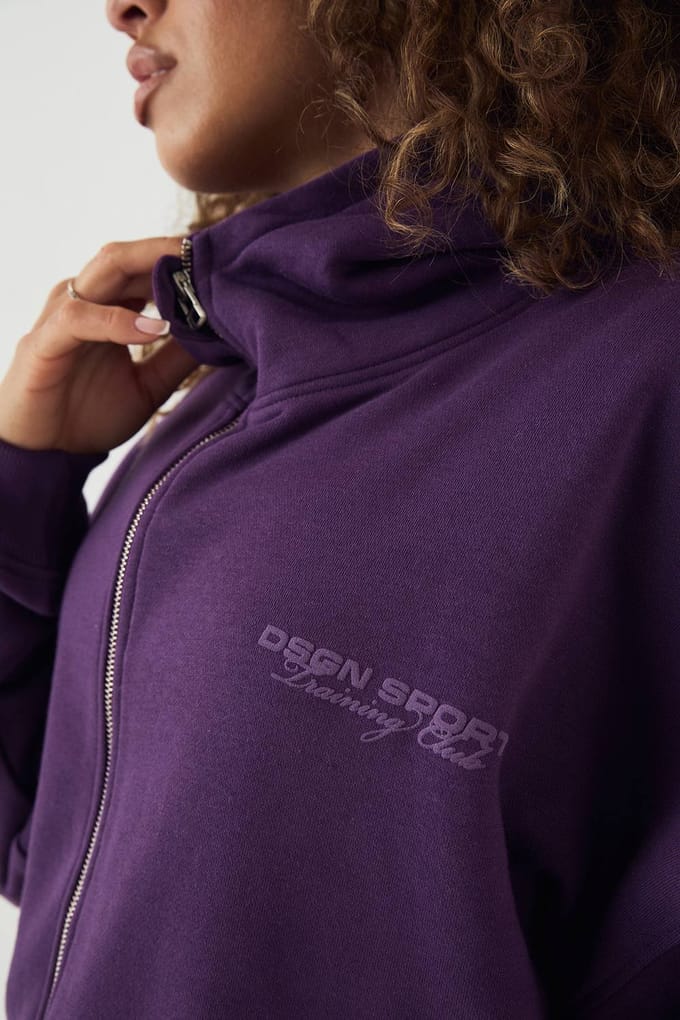 Dames DSGN Studio Sport Training Club Toggle Zoom Trechter Hals Hoodie | Blackcurrant | Maat: Medium