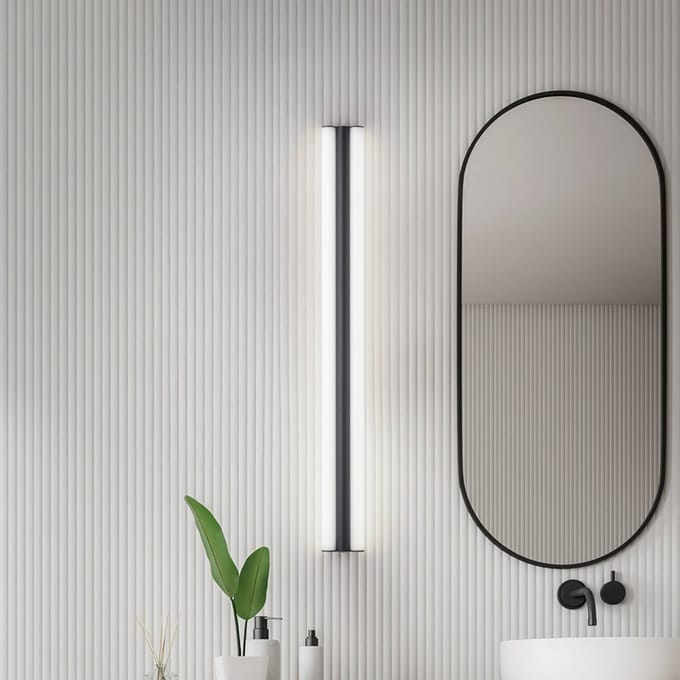 Helestra LED spiegellamp LOOM, lengte 120 cm, zwart, IP44