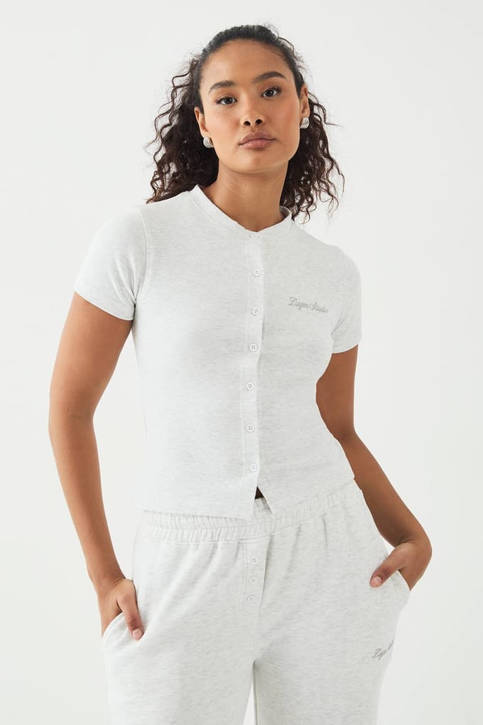 Dames DSGN Studio Script Borduurwerk Geribbelde Doorknoop Top met Korte Mouwen | Ash Grey | Maat: 2XL