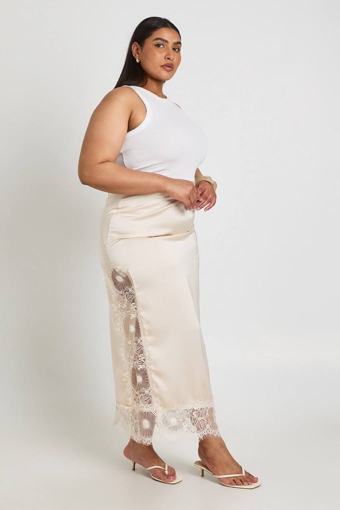 boohoo Dames Plus Satijnen Midaxi Rok Met Kanten Afwerking | Ivory | Maat: 28