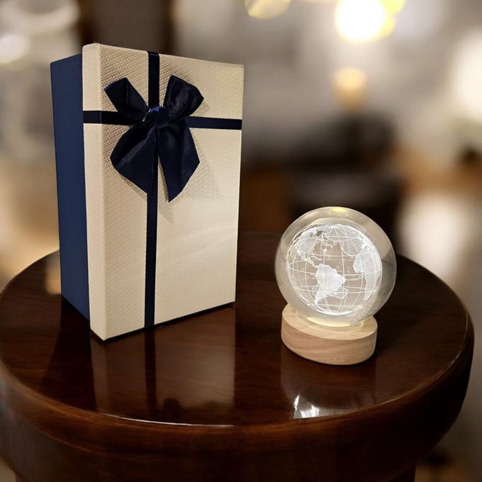 Glazen Wereldbol 10 cm - 3D Gegraveerd Kristal met LED licht - Luxe Cadeau