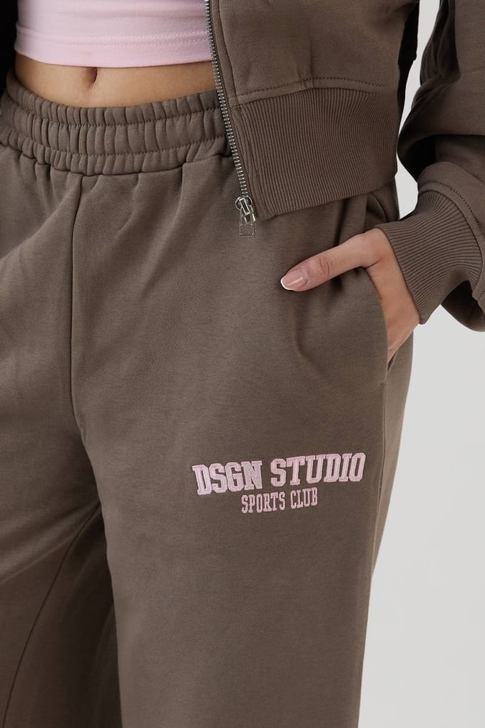 Dames Dsgn Studio Applique Rechte Pijp Joggingbroek | Taupe | Maat: Medium