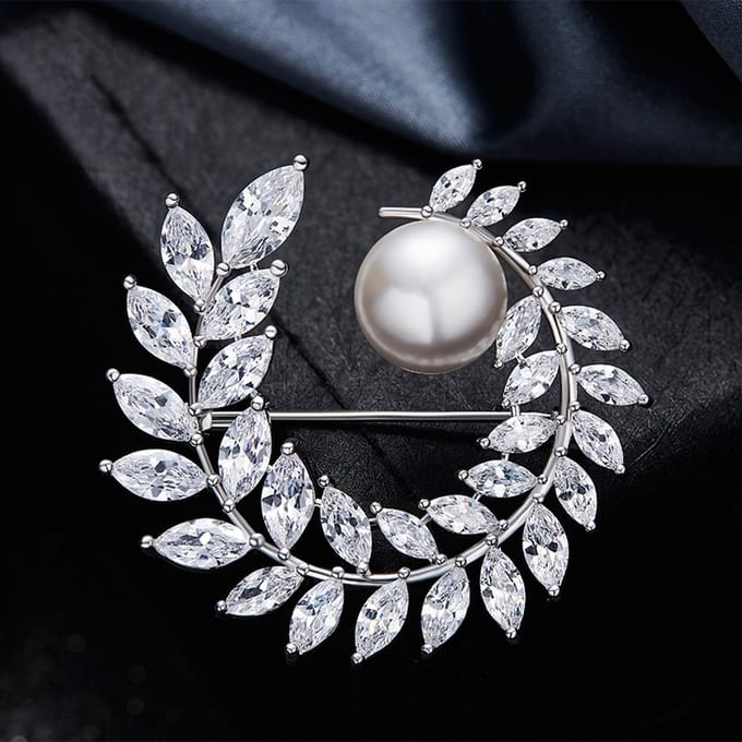 Zilver Broche met QoF Kristal