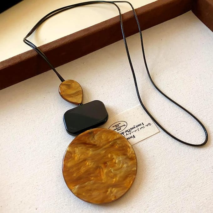 Eenvoudige Geometrische Hars Gevormde Leren Touw Ketting Herfst en Winter Retro Premium Trui Ketting black