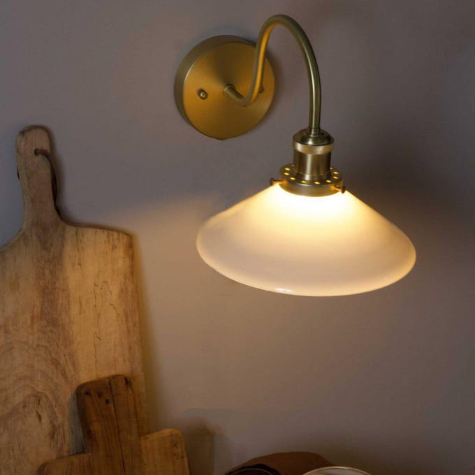 PR Home wandlamp August, goudkleurig/opaal, hoogte 25 cm, E27