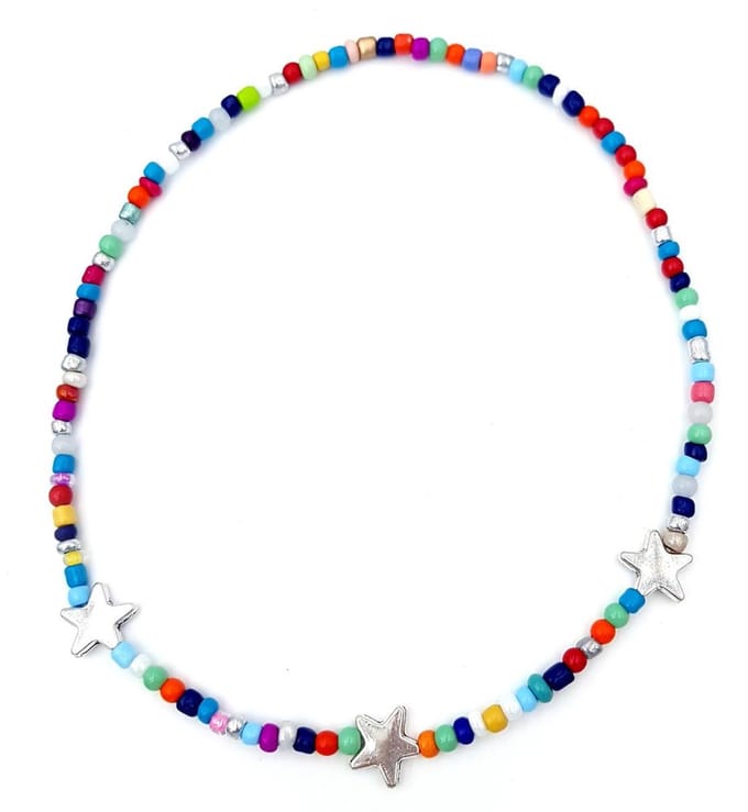 Kinderketting met multicolor glaskraaltjes en zilverkleurige sterren