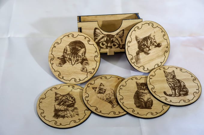 Set houten onderzetters met afbeeldingen van poezen in leuke houder