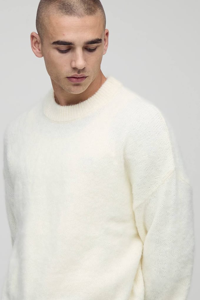 Boxy pasvorm geborstelde verlengde nek gebreide trui | Ecru | Size Medium