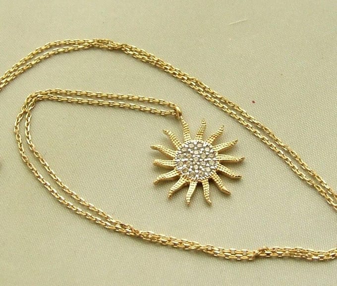 Geel gouden collier met zon hanger