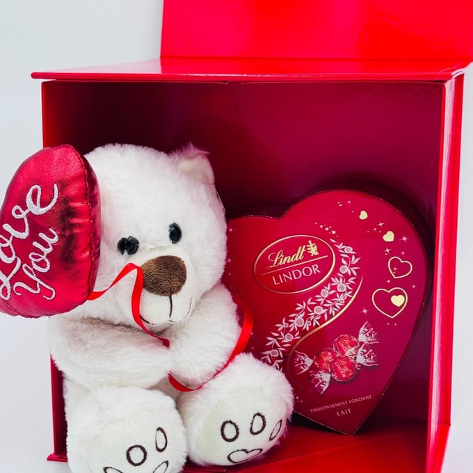 RICH DAYS | Geschenkset | Wit beertje met tekst "I Love You"| Doosje in hartvorm met chocolade |