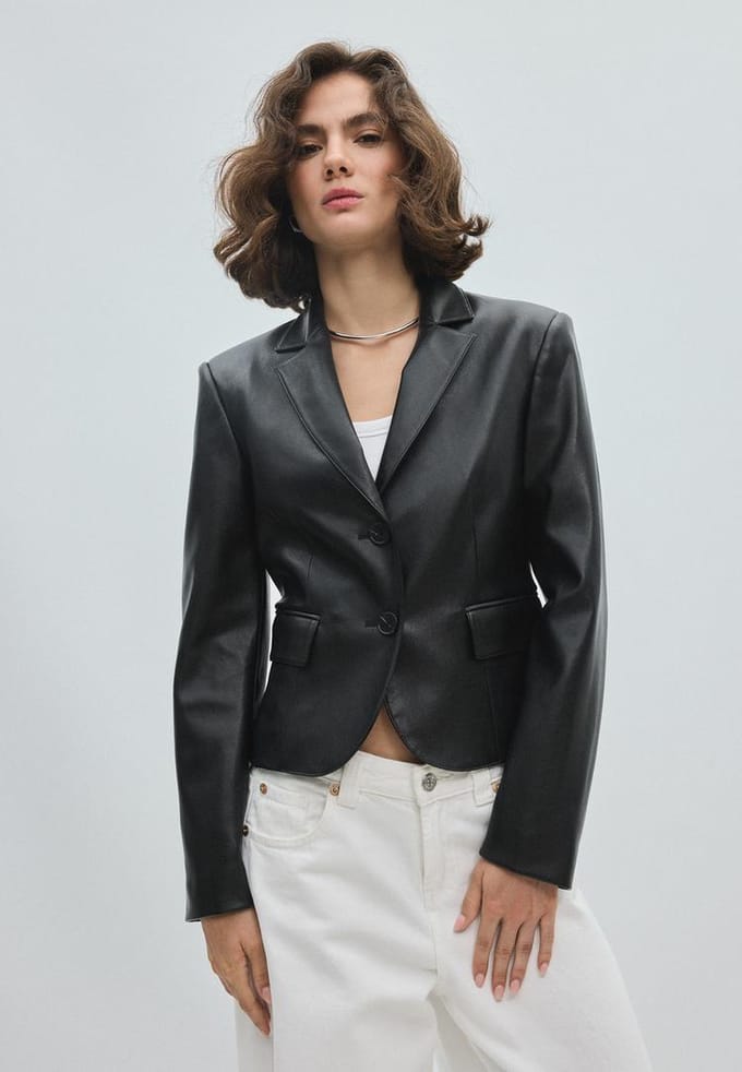 Stradivarius Kort getailleerd colbert met leereffect  Zwart XS