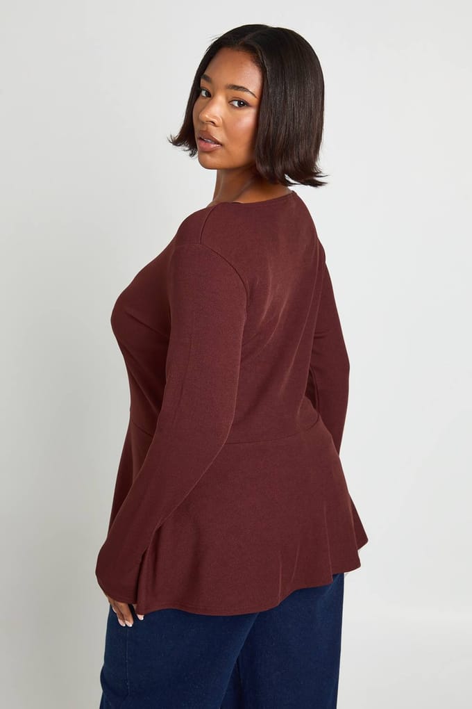 boohoo Dames Plusknop Voorkant Peplum Top | Chocoladebruin | Maat: 48