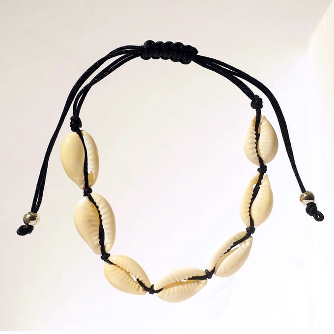 Zwarte Armband met 7 Authentieke Kauri Schelpen – Verstelbaar
