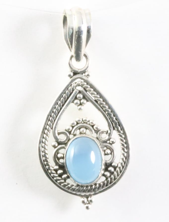 Opengewerkte zilveren hanger met blauwe chalcedoon