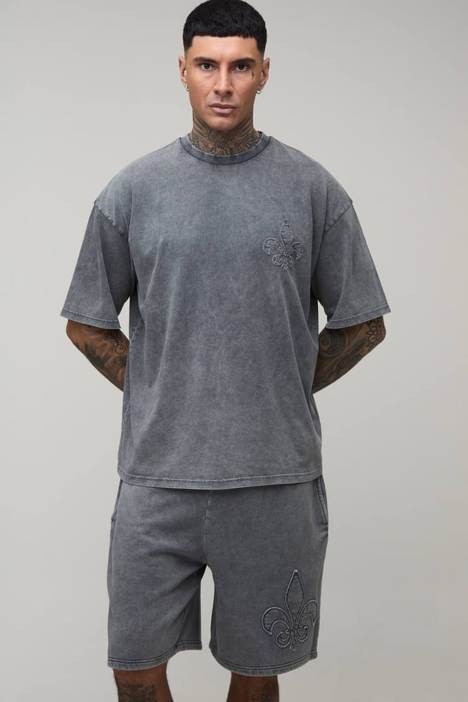 Lang Oversized Gothic Fleur De Lis Applicatie Gewassen T-shirt & Baggy Short Set | Charcoal | Size Medium
