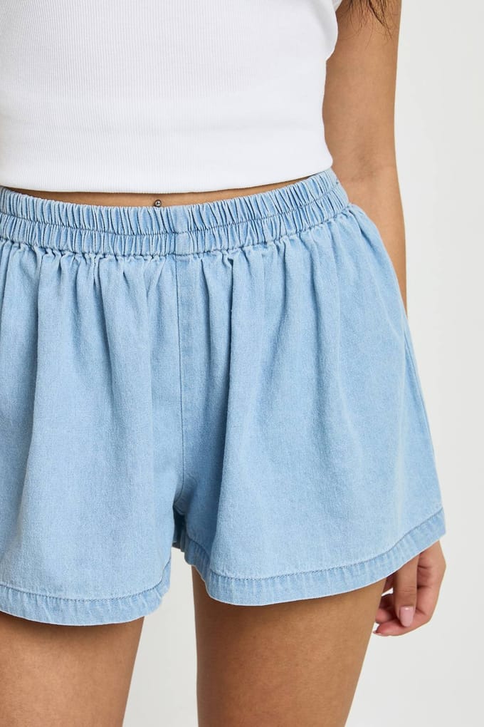 boohoo Dames Chambray Mid-rise Flippy Short Met Speelse Zoom | Licht Gebleekt | Maat: 34