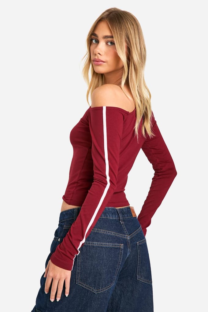 boohoo Dames Off-shoulder top met gestreepte mouwen en print | Bordeaux Rood | Maat: 42