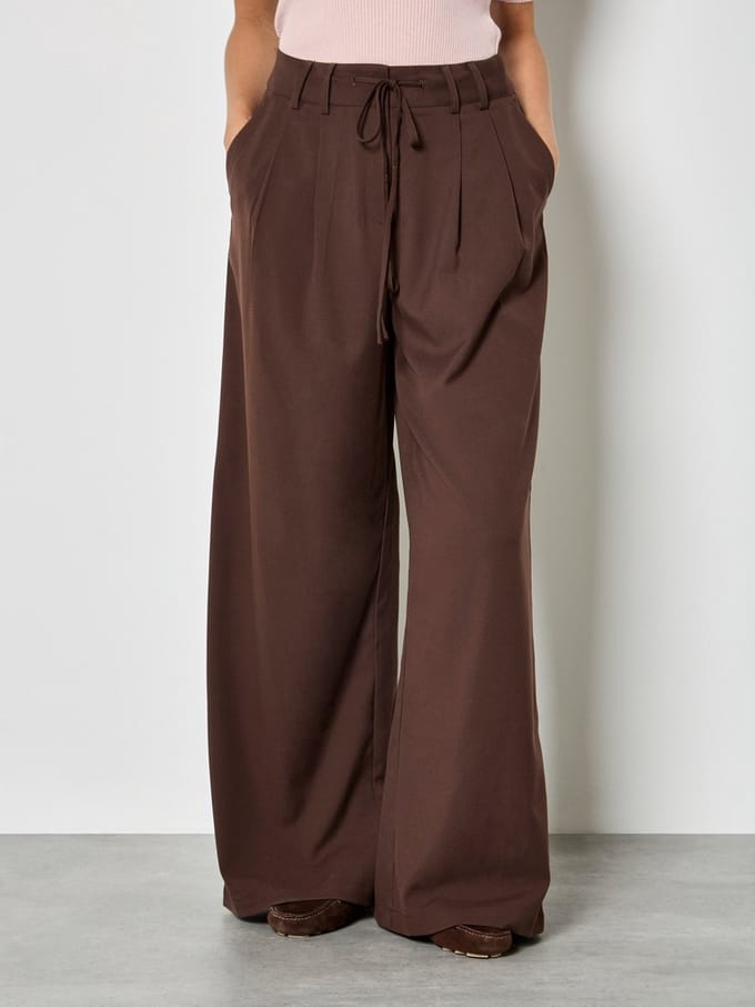 Wijdvallende broek met trekkoord en plooidetails
