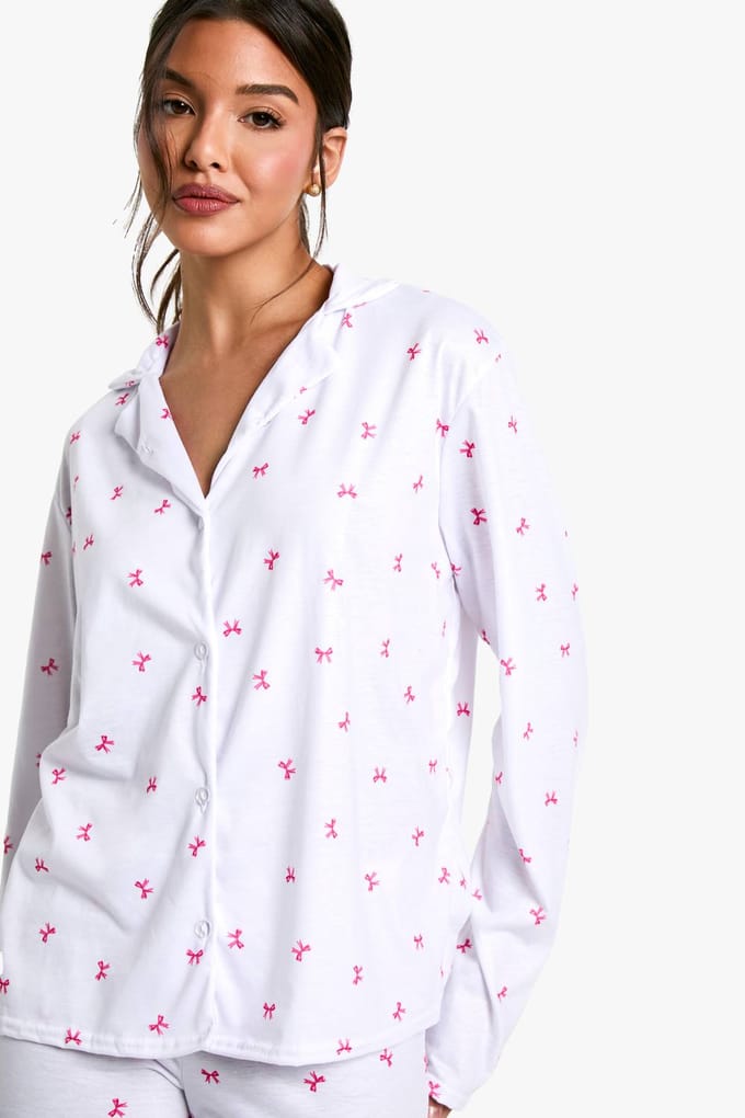 boohoo Dames Pyjama Set: Langarmshirt met strikprint & Broekset | White | Maat: 16