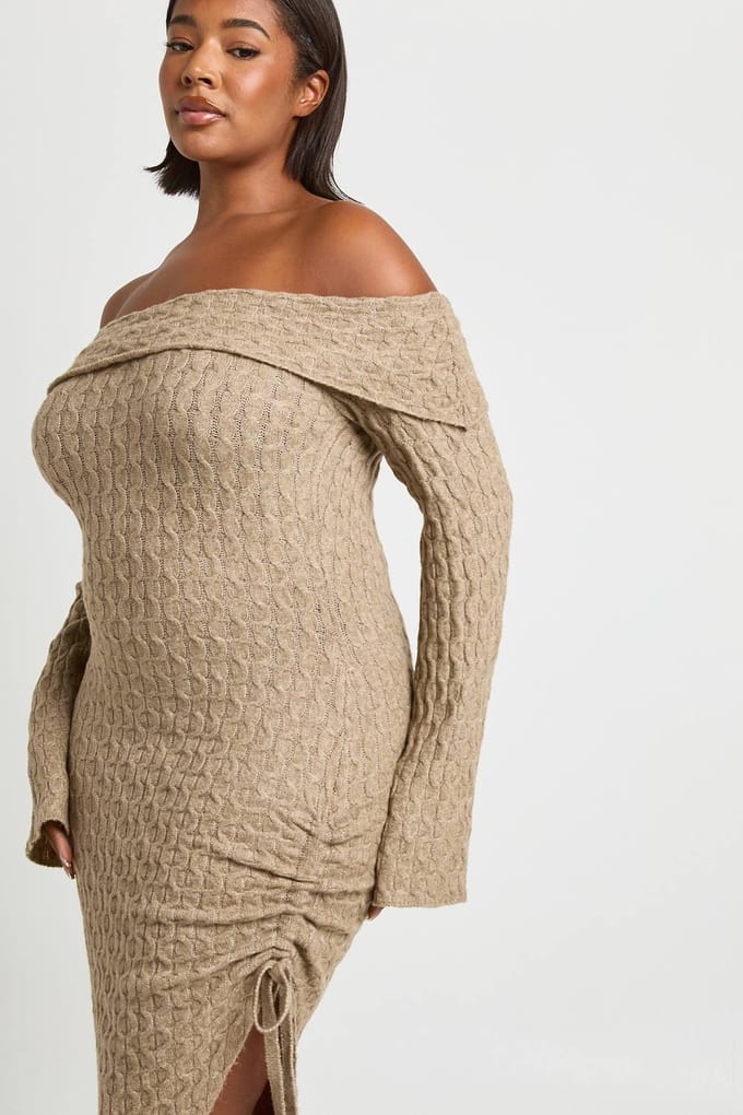 boohoo Dames Plus Soft Cable Asymmetrische Zoom Bardot Maxi Jurk | Mokka | Maat: 54