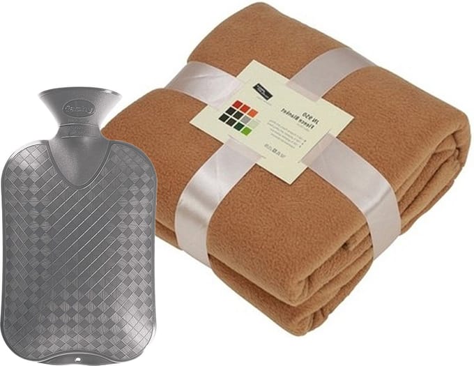 Fleece deken/plaid - camel bruin - 130 x 170 cm - kruik - 2 liter