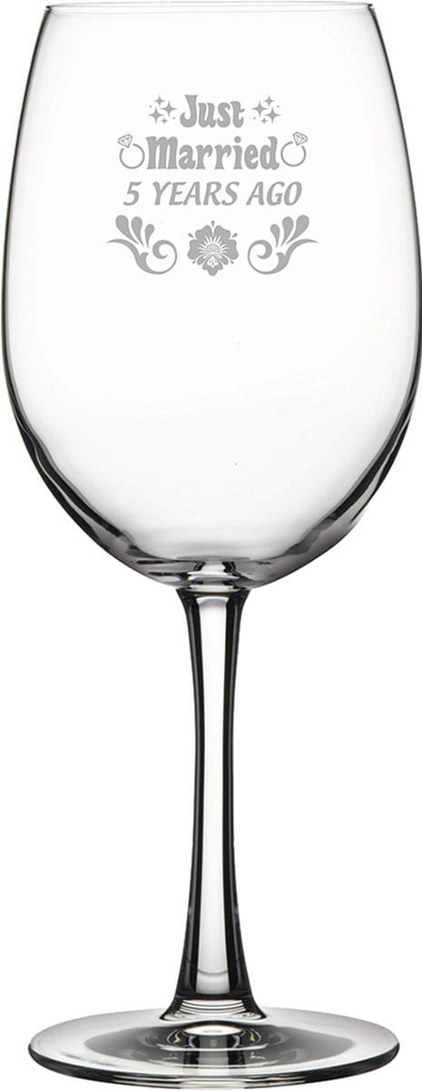 Gegraveerde rode wijnglas 58cl Just Married 5 years ago