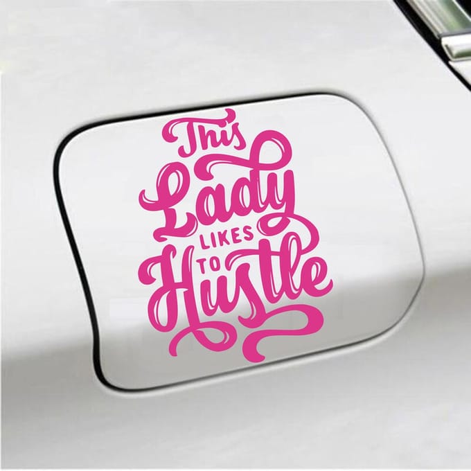 Bumpersticker - This Lady Likes To Hustle - 13,8 X 10,3 - Roze