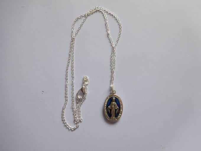 Ketting met hanger Maria zilverkleur.