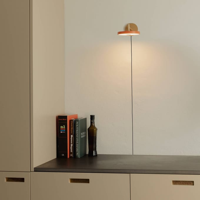 UMAGE LED wandlamp Asteria Short, oranje/messing, stekker