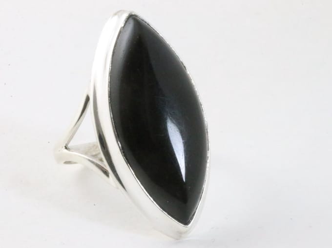 Langwerpige hoogglans zilveren ring met onyx - maat 20