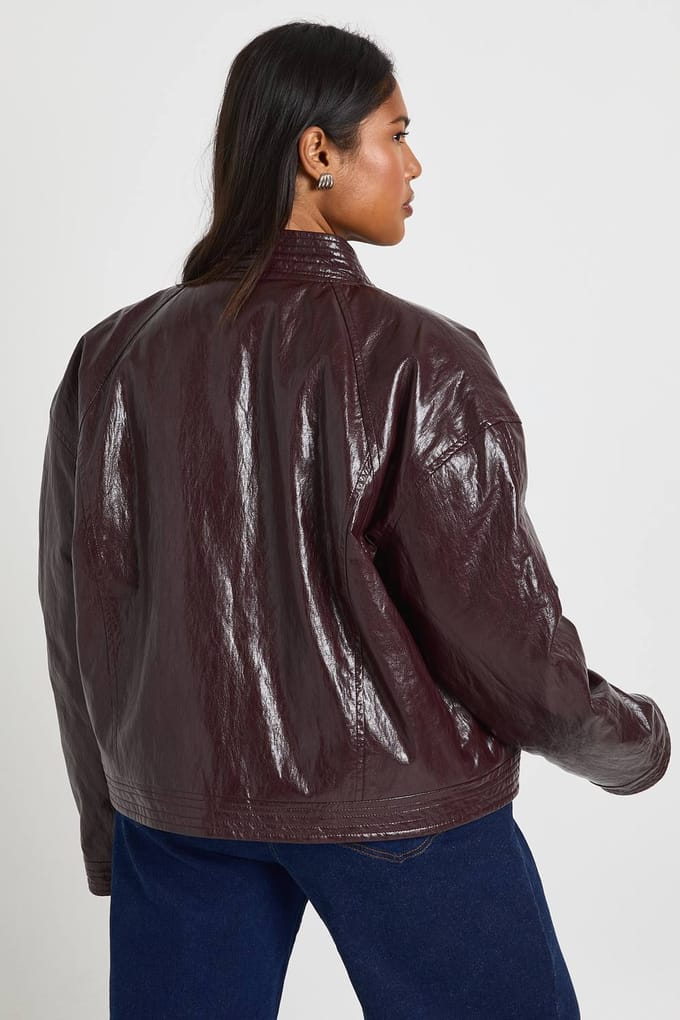 boohoo Dames Plus Kunstleren Oversized Jas | Bordeaux Rood | Maat: 44