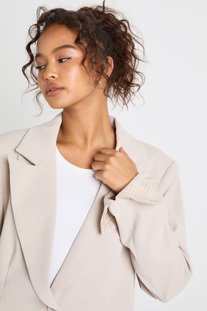boohoo Dames Omgeslagen Mouw Getailleerde Blazer | Beige | Maat: 36