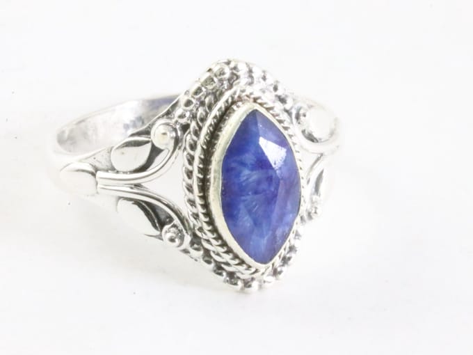 Fijne bewerkte zilveren ring met blauwe saffier - maat 18