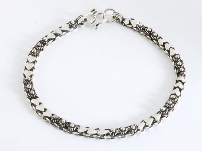Fijne bewerkte zilveren armband met hartjes - lengte 18 cm