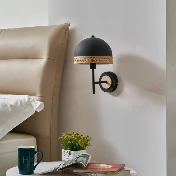 Lindby Lonnaris wandlamp met rotan, zwart