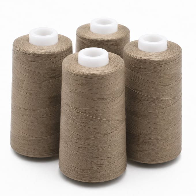 Polyester Overlockgaren – 4 Cones × 2700 m – Totaal 10.800 m – Taupe 210