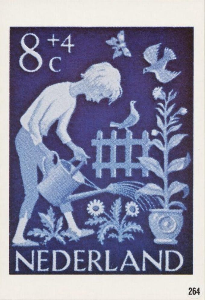 Briefkaart met afbeelding Jongen begiet bloemen postzegel