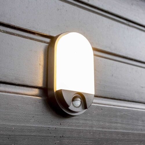 HOFTRONIC Trend - LED Wandlamp met sensor - 10 watt 825 lumen - Bewegingssensor en schemerschakelaar - 3000K warm wit licht - Zwart - IP65 voor binnen