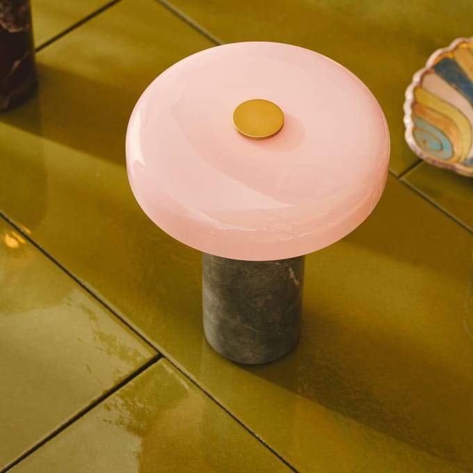 DESIGN BY US Trip LED oplaadbare tafellamp, grijs / roze, marmer, glas, IP44